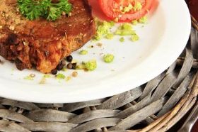 Steak de boeuf (150 g) - au grill Sauce au choix: poivre/creme ou creme/champignons Choisissez votre cuisson: Bleu-Saignant-A Point