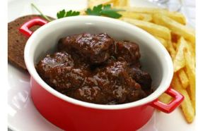 Un plat traditionnel belge , un ragoût de bœuf fondant dans une sauce brune riche et goûteuse