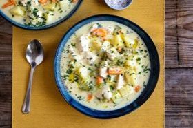 Un plat emblématique de Gand, préparé avec du poulet, des légumes frais et une sauce onctueuse à base de crème et de jaune d'œuf. Un délice pour les palais exigeants.