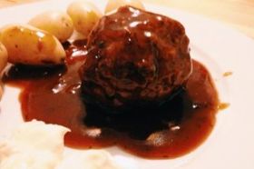 Un plat typique de Liège, des boulettes de viande mijotées dans une sauce 'lapin', une recette authentique et pleine de caractère alliant le sucré au salé.