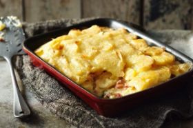 Un plat montagnard emblématique, un gratin savoureux à base de pommes de terre et de fromage fondu. Un solide plat principal, ou un copieux accompagnement à partager