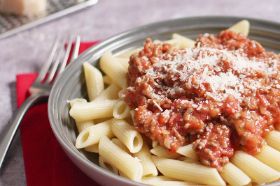 La sauce bolognaise à la belge est une interprétation généreuse et savoureuse d'un classique italien. Viande hachée, poivrons, oignons dans une sauce de tomate. Choisissez votre pate (penne, spaghetti, farfalle) et votre portion (grande petite)