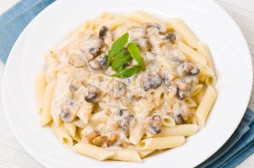 Une sauce onctueuse à base de crème fraîche, exaltant le goût des champignons de Paris. Choisissez votre pate (penne, spaghetti, farfalle) et votre portion (grande petite)