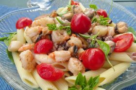 Mélange de fruits de mer sautés avec les tomates cerises, un peu d'oignon, l'ail et le persil. Choisisez votre pate (penne, spaghetti, farfalle) et votre portion (grande petite).