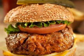 Hamburger Maison (100-110 gr de viande) Bun, hamburger frais, salade, tomate, oignons Sauce au choix Choisissez votre cuisson: Bleu-Saignant-A Point